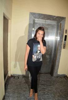 Sonakshi Sinha feet photo thumbnail