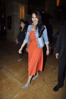 Sonakshi Sinha feet photo thumbnail