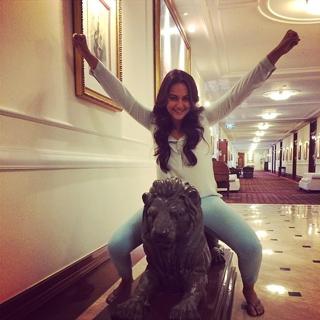 Sonakshi Sinha feet photo thumbnail