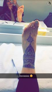 Sonakshi Sinha feet photo thumbnail