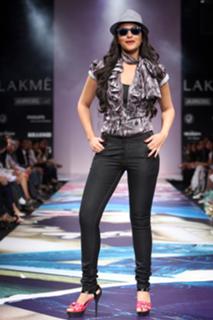 Sonakshi Sinha feet photo thumbnail