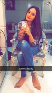 Sonakshi Sinha feet photo thumbnail