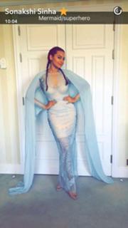 Sonakshi Sinha feet photo thumbnail