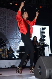 Sonakshi Sinha feet photo thumbnail