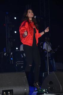 Sonakshi Sinha feet photo thumbnail