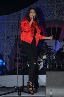 Sonakshi Sinha feet photo thumbnail