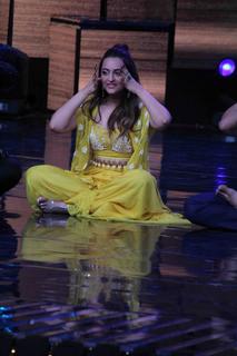 Sonakshi Sinha feet photo thumbnail