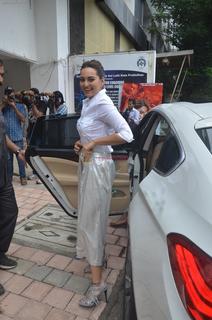 Sonakshi Sinha feet photo thumbnail