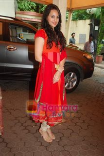 Sonakshi Sinha feet photo thumbnail