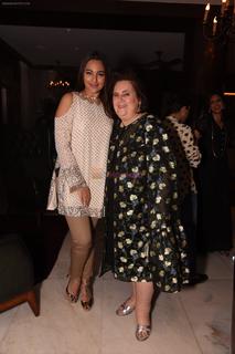 Sonakshi Sinha feet photo thumbnail