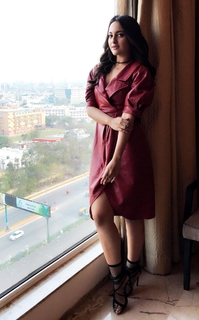Sonakshi Sinha feet photo thumbnail