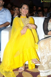 Sonakshi Sinha feet photo thumbnail