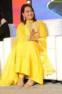 Sonakshi Sinha feet photo thumbnail