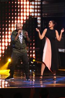 Sonakshi Sinha feet photo thumbnail