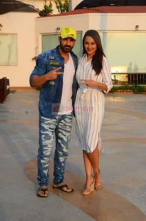 Sonakshi Sinha feet photo thumbnail