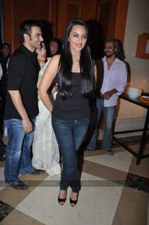 Sonakshi Sinha feet photo thumbnail