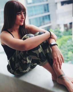 Sonakshi Sinha feet photo thumbnail