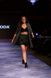 Sonakshi Sinha feet photo thumbnail