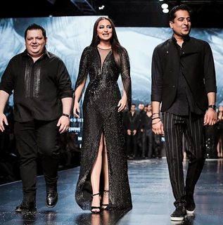 Sonakshi Sinha feet photo thumbnail