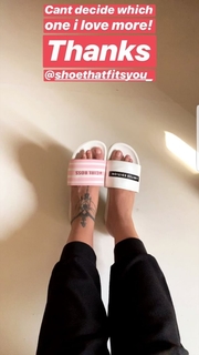 Sonakshi Sinha feet photo thumbnail