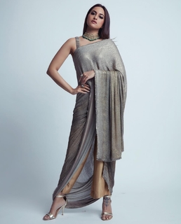 Sonakshi Sinha feet photo thumbnail