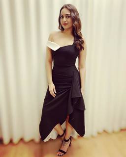 Sonakshi Sinha feet photo thumbnail