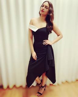 Sonakshi Sinha feet photo thumbnail