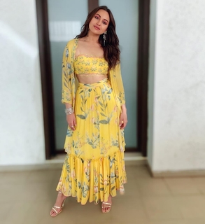 Sonakshi Sinha feet photo thumbnail