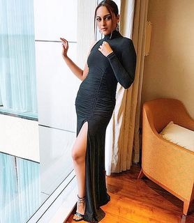 Sonakshi Sinha feet photo thumbnail