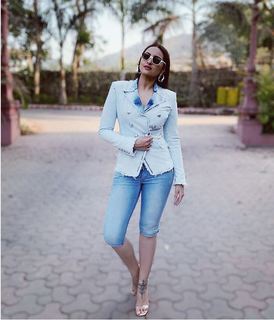 Sonakshi Sinha feet photo thumbnail