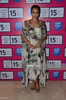 Sonakshi Sinha feet photo thumbnail