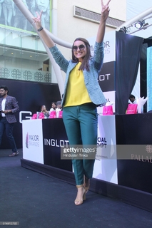 Sonakshi Sinha feet photo thumbnail