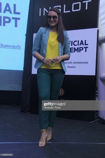 Sonakshi Sinha feet photo thumbnail