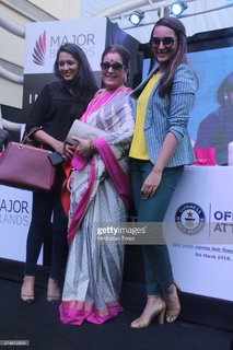 Sonakshi Sinha feet photo thumbnail