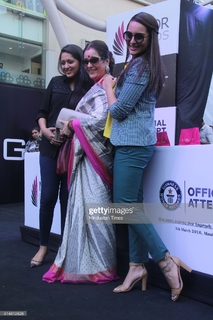 Sonakshi Sinha feet photo thumbnail