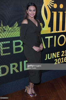 Sonakshi Sinha feet photo thumbnail