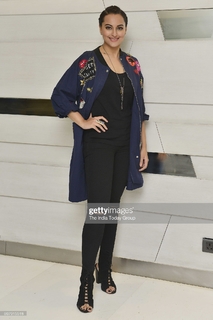Sonakshi Sinha feet photo thumbnail