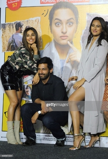 Sonakshi Sinha feet photo thumbnail