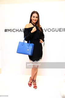 Sonakshi Sinha feet photo thumbnail