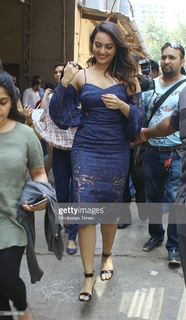 Sonakshi Sinha feet photo thumbnail