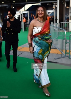 Sonakshi Sinha feet photo thumbnail