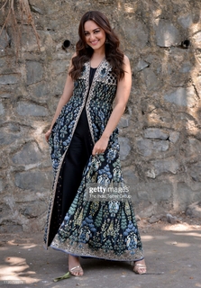 Sonakshi Sinha feet photo thumbnail