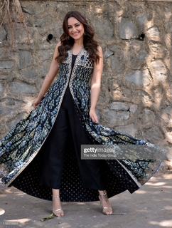 Sonakshi Sinha feet photo thumbnail