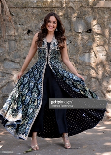 Sonakshi Sinha feet photo thumbnail
