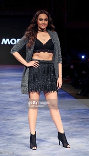 Sonakshi Sinha feet photo thumbnail