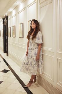 Sonakshi Sinha feet photo thumbnail