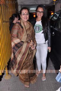 Sonakshi Sinha feet photo thumbnail