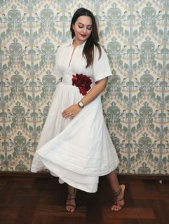 Sonakshi Sinha feet photo thumbnail