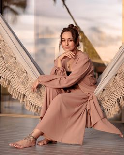 Sonakshi Sinha feet photo thumbnail