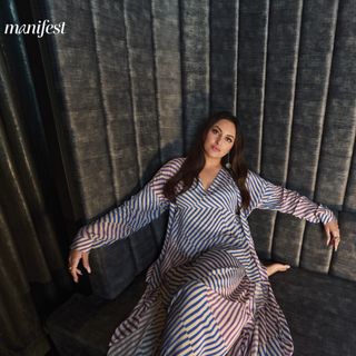 Sonakshi Sinha feet photo 4